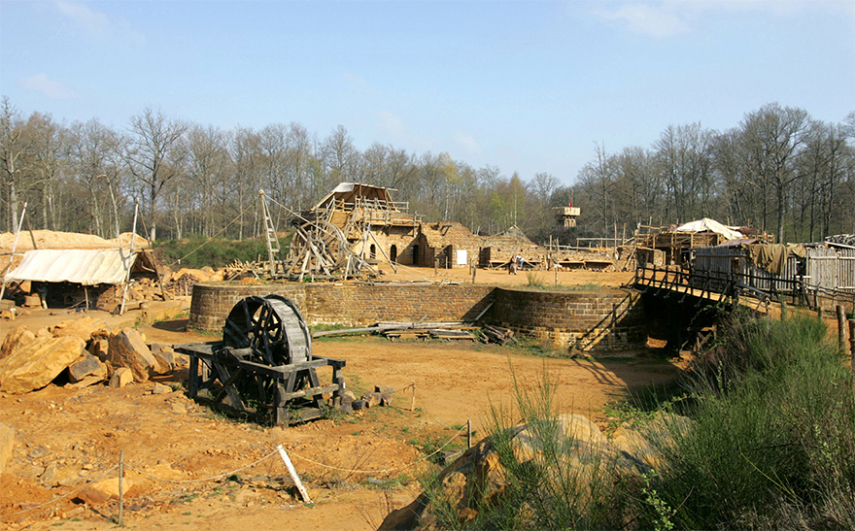 O Castelo de Guedelon na Borgonha, na França, é um projeto único onde voluntários e pesquisadores estão construindo um autêntico castelo do século 13, usando apenas técnicas e materiais disponíveis na época. O projeto começou em 1997 e deve terminar em 2023