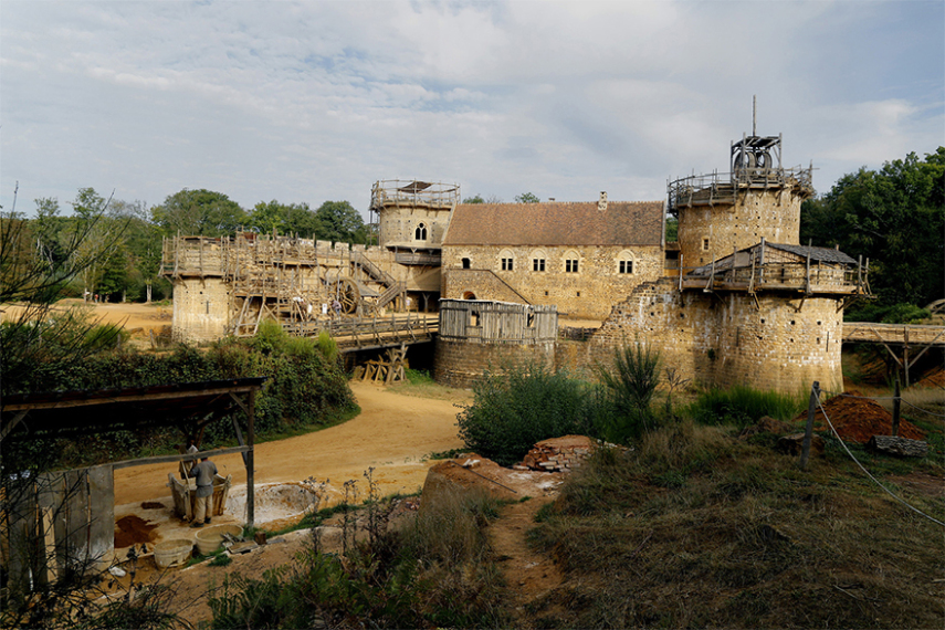 O Castelo de Guedelon na Borgonha, na França, é um projeto único onde voluntários e pesquisadores estão construindo um autêntico castelo do século 13, usando apenas técnicas e materiais disponíveis na época. O projeto começou em 1997 e deve terminar em 2023