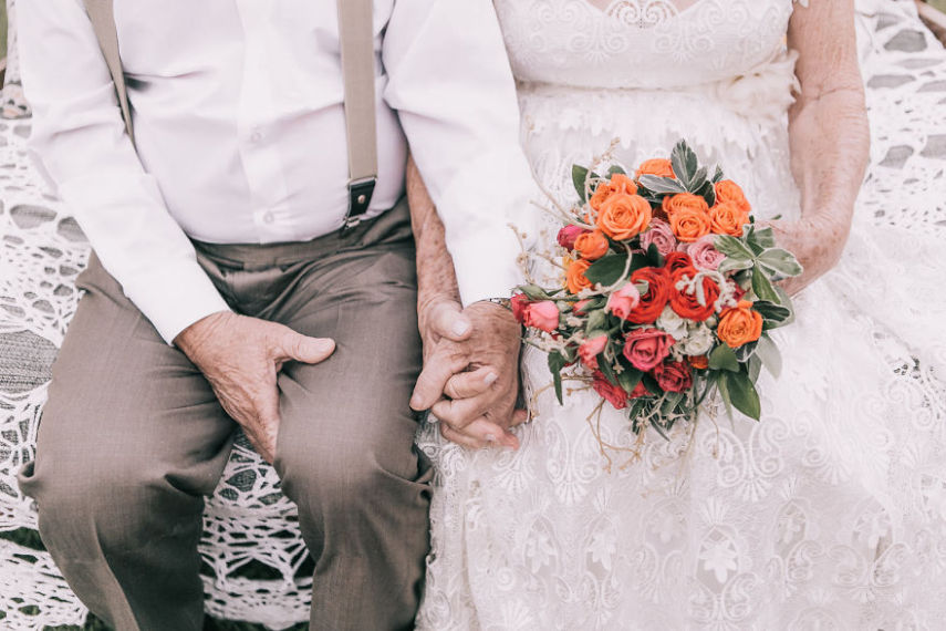 O casamento deles aconteceu em 1957. Mas eles não tinham nenhum registro do grande dia. Assim, fornecedores do interior de São Paulo decidiram oferecer um resgate desse dia e fizeram um miniwedding para os dois. Coisa linda demais!