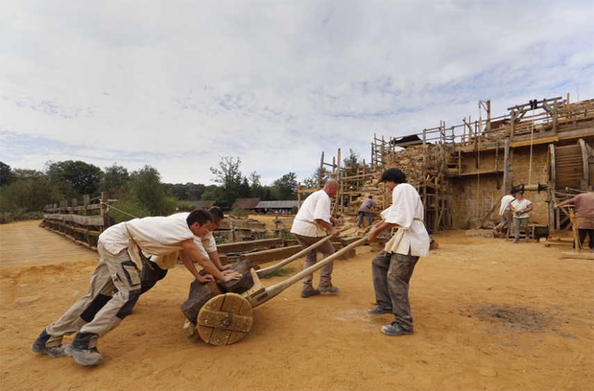 O Castelo de Guedelon na Borgonha, na França, é um projeto único onde voluntários e pesquisadores estão construindo um autêntico castelo do século 13, usando apenas técnicas e materiais disponíveis na época. O projeto começou em 1997 e deve terminar em 2023