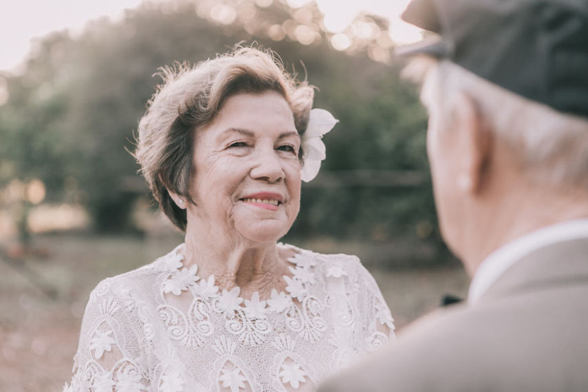 O casamento deles aconteceu em 1957. Mas eles não tinham nenhum registro do grande dia. Assim, fornecedores do interior de São Paulo decidiram oferecer um resgate desse dia e fizeram um miniwedding para os dois. Coisa linda demais!