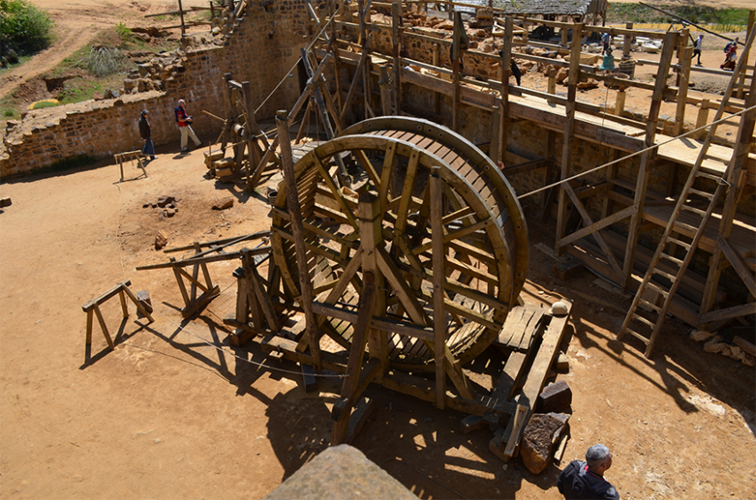 O Castelo de Guedelon na Borgonha, na França, é um projeto único onde voluntários e pesquisadores estão construindo um autêntico castelo do século 13, usando apenas técnicas e materiais disponíveis na época. O projeto começou em 1997 e deve terminar em 2023