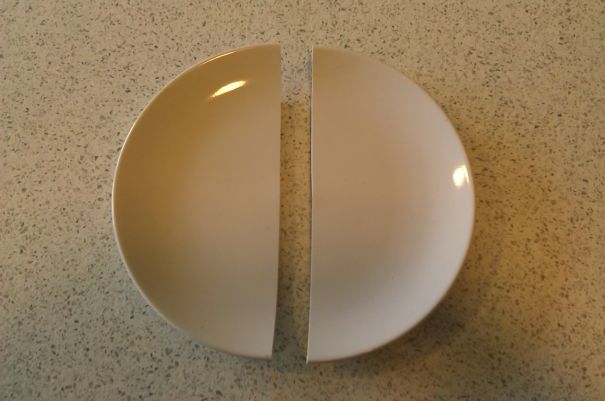 Essa pessoa quebrou um prato no chão sem querer e foi assim que ele ficou