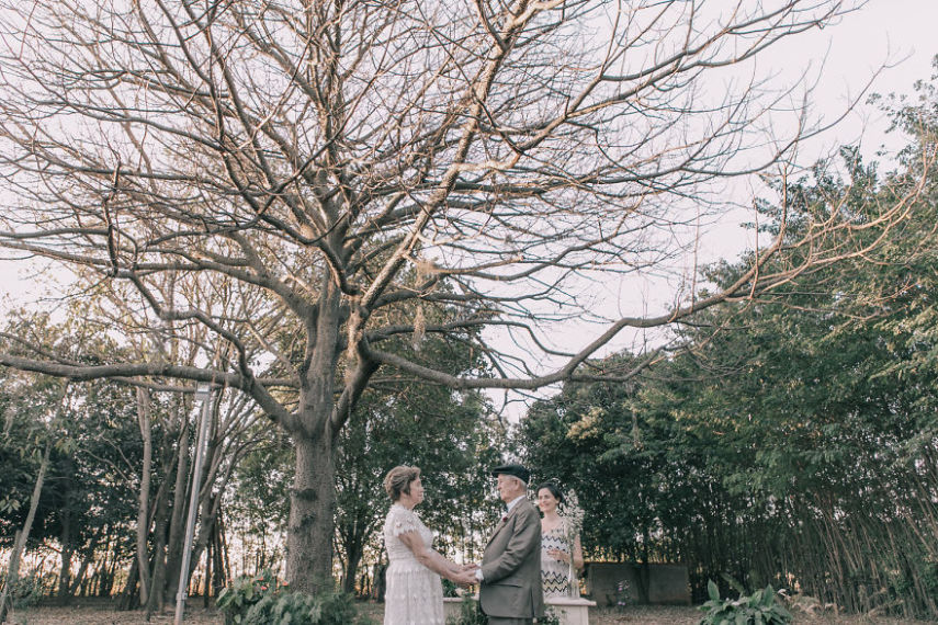 O casamento deles aconteceu em 1957. Mas eles não tinham nenhum registro do grande dia. Assim, fornecedores do interior de São Paulo decidiram oferecer um resgate desse dia e fizeram um miniwedding para os dois. Coisa linda demais!