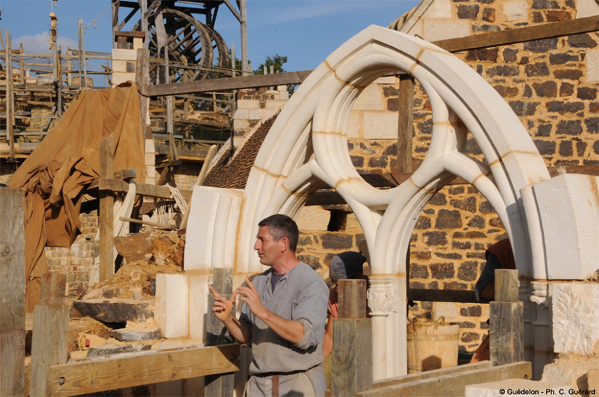 O Castelo de Guedelon na Borgonha, na França, é um projeto único onde voluntários e pesquisadores estão construindo um autêntico castelo do século 13, usando apenas técnicas e materiais disponíveis na época. O projeto começou em 1997 e deve terminar em 2023