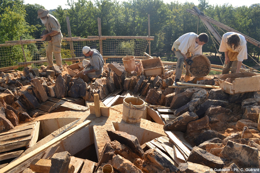 O Castelo de Guedelon na Borgonha, na França, é um projeto único onde voluntários e pesquisadores estão construindo um autêntico castelo do século 13, usando apenas técnicas e materiais disponíveis na época. O projeto começou em 1997 e deve terminar em 2023