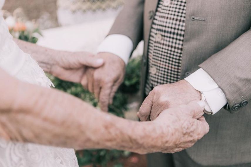 O casamento deles aconteceu em 1957. Mas eles não tinham nenhum registro do grande dia. Assim, fornecedores do interior de São Paulo decidiram oferecer um resgate desse dia e fizeram um miniwedding para os dois. Coisa linda demais!