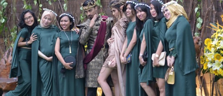 Fãs da série, os noivos passaram um ano planejando o casamento temático, e o evento para 600 pessoas custou aproximadamente R$ 42 mil. 