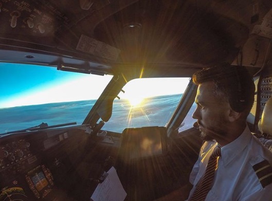 As fotos do piloto brasileiro Daniel Centeno causaram polêmica por parecerem perigosas. Porém, ela são montagens! O próprio pilo confirmou isso nas legendas das fotos