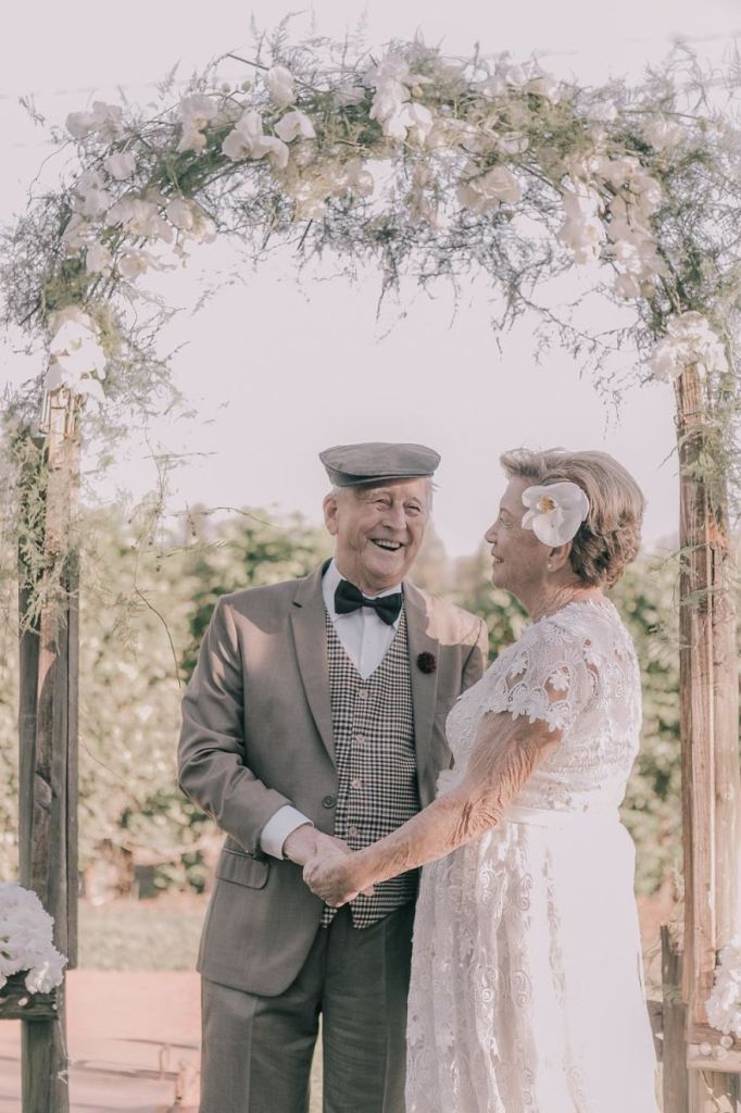 O casamento deles aconteceu em 1957. Mas eles não tinham nenhum registro do grande dia. Assim, fornecedores do interior de São Paulo decidiram oferecer um resgate desse dia e fizeram um miniwedding para os dois. Coisa linda demais!