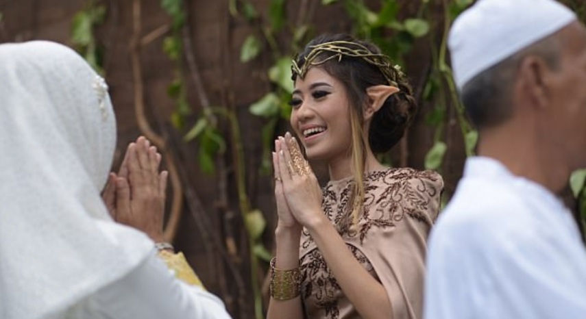 Fãs da série, os noivos passaram um ano planejando o casamento temático, e o evento para 600 pessoas custou aproximadamente R$ 42 mil. 