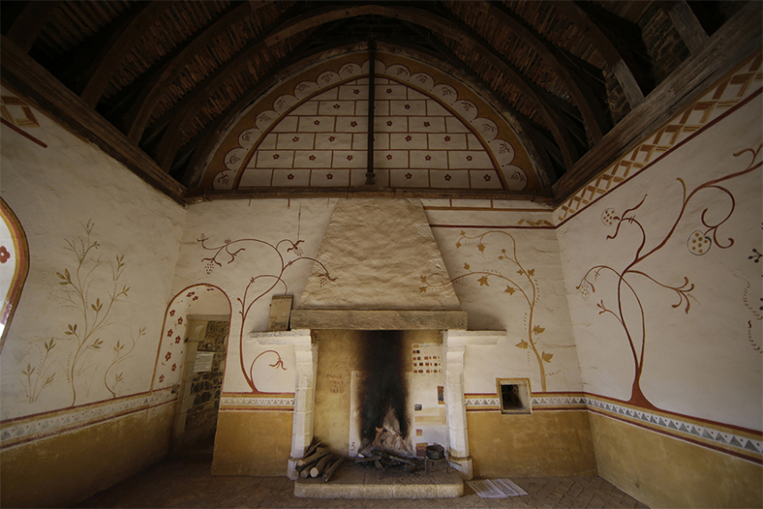 O Castelo de Guedelon na Borgonha, na França, é um projeto único onde voluntários e pesquisadores estão construindo um autêntico castelo do século 13, usando apenas técnicas e materiais disponíveis na época. O projeto começou em 1997 e deve terminar em 2023