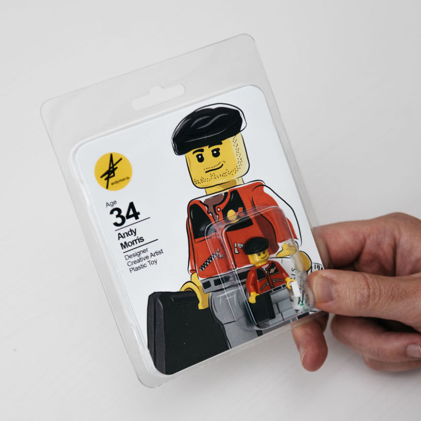 Andy Morris decidiu inovar e fazer um currículo que é um boneco de Lego. As informações sobre sua formação e habilidades vem descritas na embalagem e o boneco, obviamente, é a cara dele