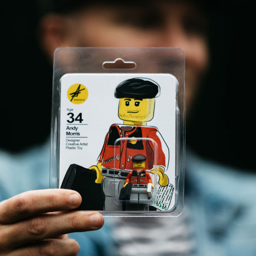 Andy Morris decidiu inovar e fazer um currículo que é um boneco de Lego. As informações sobre sua formação e habilidades vem descritas na embalagem e o boneco, obviamente, é a cara dele