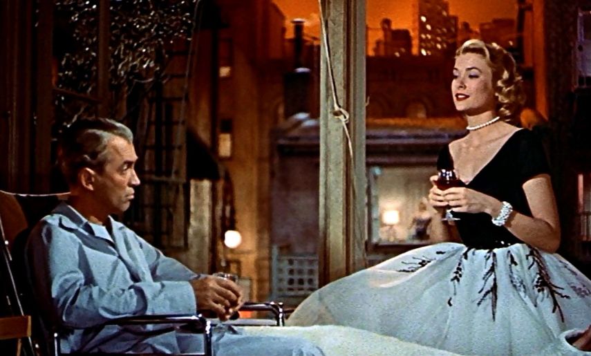 Outro filme de Alfred Hitchcock que marcou época e foi além por preconizar a questão do fim da privacidade, em uma sociedade em que todos sabem da vida de todos. James Stewart e Grace Kelly estão perfeitos.
