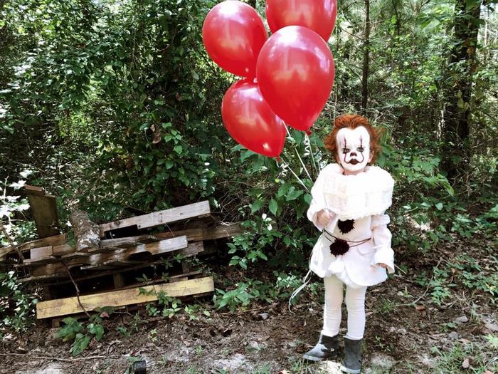 O fotógrafo Eagan Tilghman, de 17 anos, decidiu fazer um ensaio diferente com seu fofo irmão Louie, de apenas 3 anos. Para isso, se baseou em It, obra de Stephen King