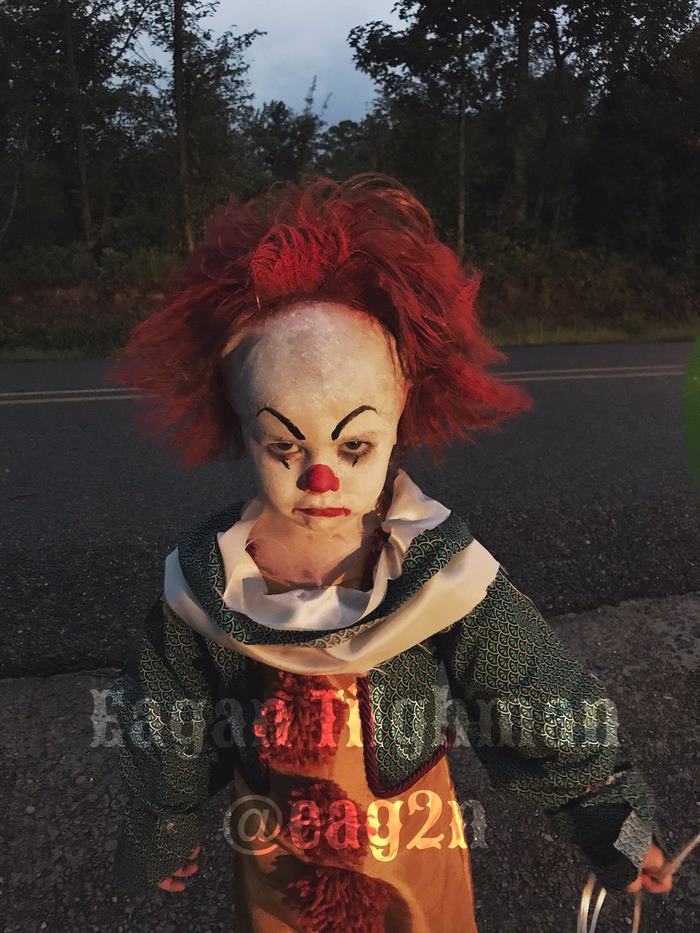 O fotógrafo Eagan Tilghman, de 17 anos, decidiu fazer um ensaio diferente com seu fofo irmão Louie, de apenas 3 anos. Para isso, se baseou em It, obra de Stephen King