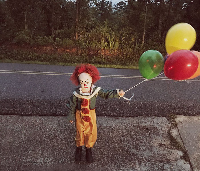 O fotógrafo Eagan Tilghman, de 17 anos, decidiu fazer um ensaio diferente com seu fofo irmão Louie, de apenas 3 anos. Para isso, se baseou em It, obra de Stephen King