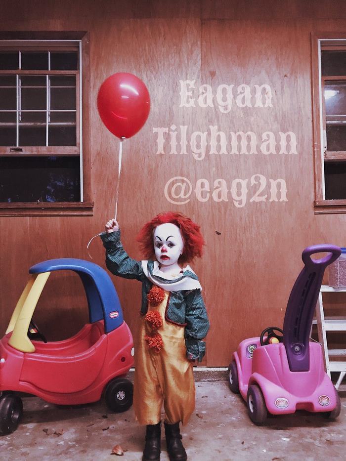 O fotógrafo Eagan Tilghman, de 17 anos, decidiu fazer um ensaio diferente com seu fofo irmão Louie, de apenas 3 anos. Para isso, se baseou em It, obra de Stephen King