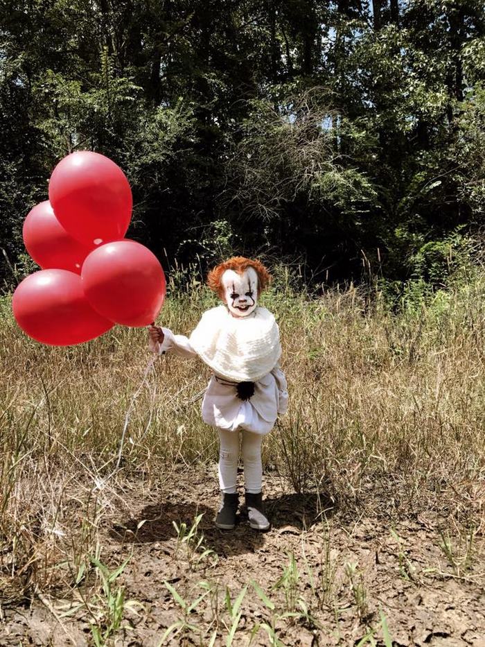 O fotógrafo Eagan Tilghman, de 17 anos, decidiu fazer um ensaio diferente com seu fofo irmão Louie, de apenas 3 anos. Para isso, se baseou em It, obra de Stephen King
