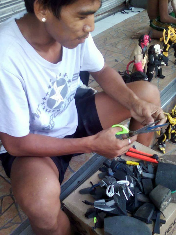 Elmer Padilla usa chinelos de borracha que estão no lixo para fazer bonecos incríveis nas Filipinas