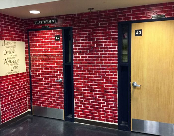 O professor Kyle Hubler surpreendeu seus alunos da sétima e oitava série transformando uma classe em uma sala de aula temática de Harry Potter, com Chapéu Seletor e tudo