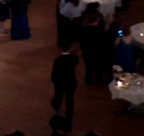 Infelizes, cansadas ou simplesmente bagunceiras. Essas crianças roubaram a cena em casamentos!