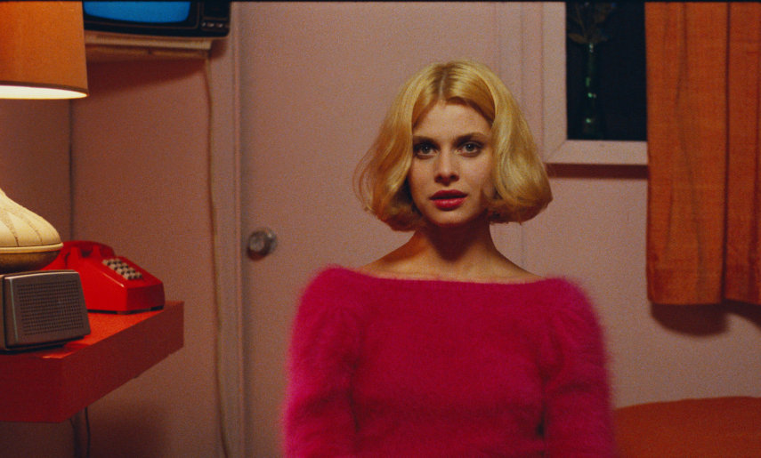 Altamente poético, como é marca da filmografia de Wim Wenders, o filme conta a história de Travis Henderson um cara que abandona tudo e se torna um andarilho no deserto. Nastassja Kinski está deslumbrante.