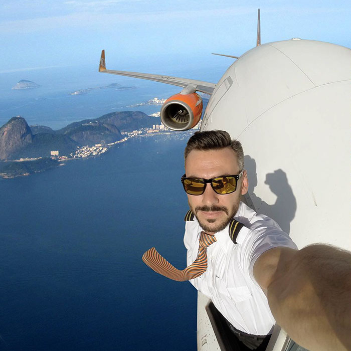 As fotos do piloto brasileiro Daniel Centeno causaram polêmica por parecerem perigosas. Porém, ela são montagens! O próprio pilo confirmou isso nas legendas das fotos