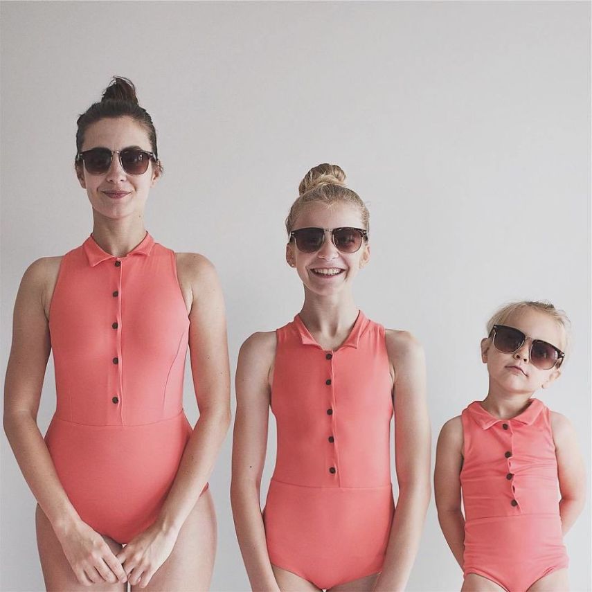Dominique passou a publicar fotos combinando roupas com suas duas meninas, Amelia, de 11 anos, e Penny, de 4. O resultado das imagens começou a ficar tão fofo que ela e as crianças bombaram no Instagram e se transformaram em influenciadoras digitais, e hoje colecionam 309 mil seguidores no perfil @allthatisshe.