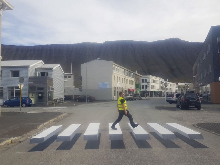 Na pequena cidade de Ísafjörður, na Islândia, uma novidade vem chamando a atenção de todo mundo. Uma faixa de pedestres foi pintada com efeito 3D para ajudar a reduzir a velocidade dos carros e, assim, deixar a rua mais segura para pedestres