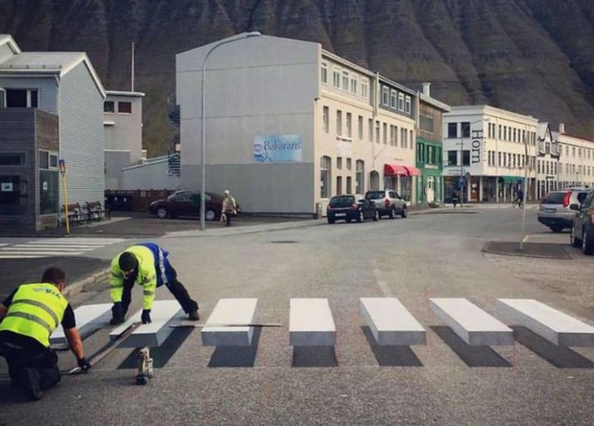Na pequena cidade de Ísafjörður, na Islândia, uma novidade vem chamando a atenção de todo mundo. Uma faixa de pedestres foi pintada com efeito 3D para ajudar a reduzir a velocidade dos carros e, assim, deixar a rua mais segura para pedestres