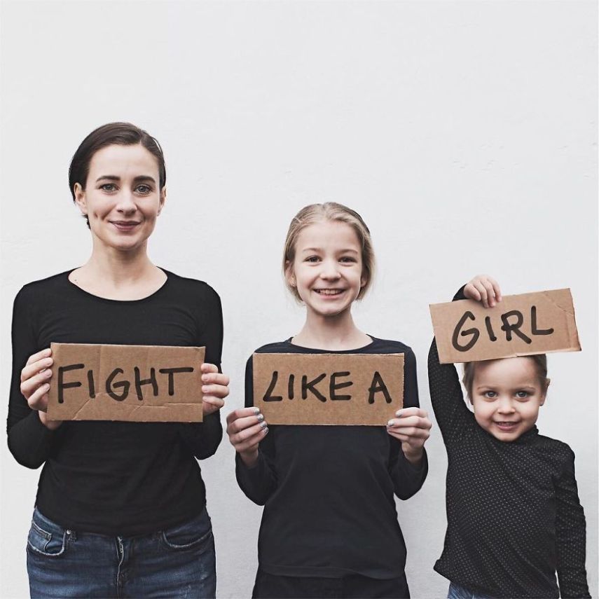 Dominique passou a publicar fotos combinando roupas com suas duas meninas, Amelia, de 11 anos, e Penny, de 4. O resultado das imagens começou a ficar tão fofo que ela e as crianças bombaram no Instagram e se transformaram em influenciadoras digitais, e hoje colecionam 309 mil seguidores no perfil @allthatisshe.