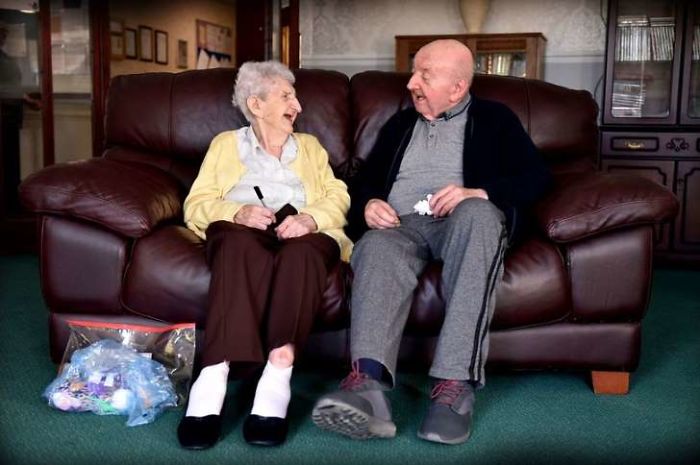 Ada Keating, de 98 anos, resolveu se juntar ao seu filho mais velho, Tom, de 80 anos, na casa de repouso Moss View, em Liverpool, na Inglaterra, para cuidar dele