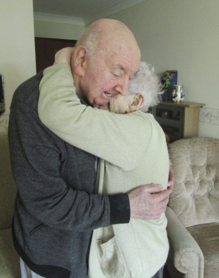 Ada Keating, de 98 anos, resolveu se juntar ao seu filho mais velho, Tom, de 80 anos, na casa de repouso Moss View, em Liverpool, na Inglaterra, para cuidar dele