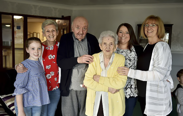 Ada Keating, de 98 anos, resolveu se juntar ao seu filho mais velho, Tom, de 80 anos, na casa de repouso Moss View, em Liverpool, na Inglaterra, para cuidar dele