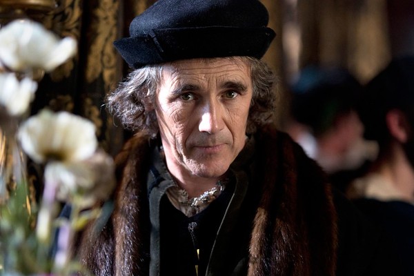 Na série 'Wolf Hall', o ator vive Thomas Cromwell, um estadista inglês que perde as duas filhas. Antos antes, Mark pedeu a filha, vítima de hemorragia cerebral, com 28 anos.