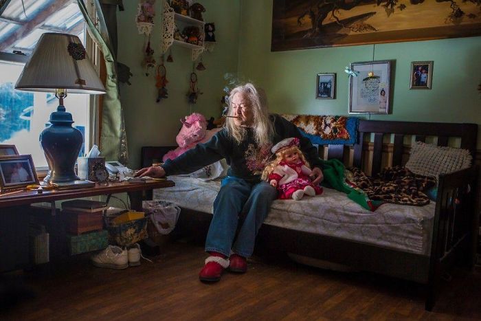 A fotógrafa Barbara Peacock começou um projeto onde pretende fotografar as complexidades ocultas de quem os americanos são como indivíduos e como nação por meio de retratos detalhados e íntimos de seus quartos
