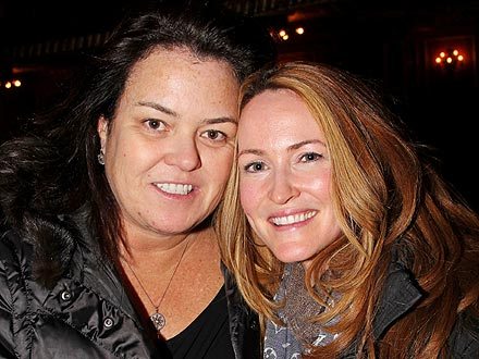  A comediante Rosie O'Donnell fez Michelle Rounds assinar o pré-nupcial no dia do seu casamento, em 2012. Uma cláusula dizia Michelle não receberia nada de se traísse Rosie. E Michelle saiu sem nada do casamento em 2015. Este ano, em setembro, Michelle Rounds cometeu suicídio, cerca de um ano após o fim do divórcio.