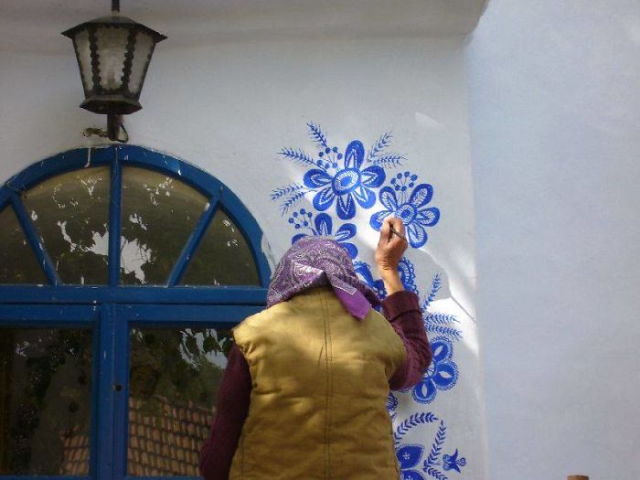 Anežka (Agnes) Kašpárková é uma ex-agricultora aprendeu esse hobby com outra mulher local, que fez a mesma coisa durante anos. Usando uma tinta azul e um pequeno pincel, ela cria padrões florais inspirados na arte da Morávia, ao sul da República Checa.