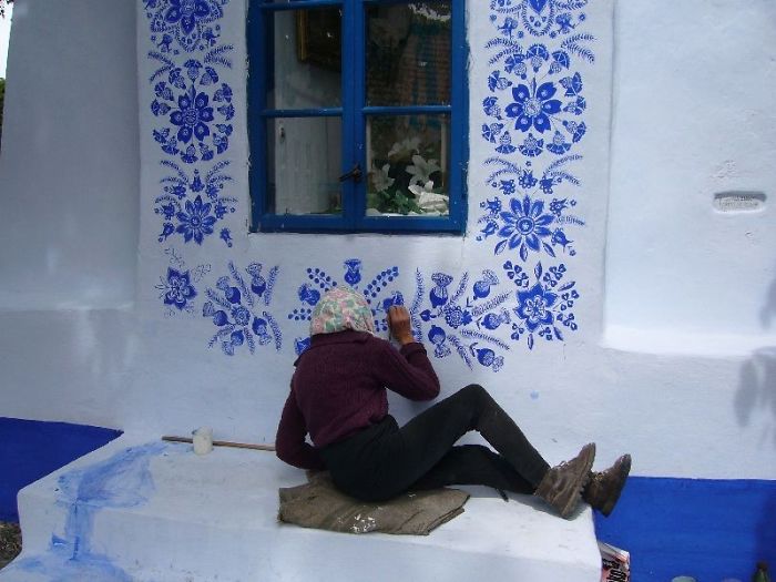 Anežka (Agnes) Kašpárková é uma ex-agricultora aprendeu esse hobby com outra mulher local, que fez a mesma coisa durante anos. Usando uma tinta azul e um pequeno pincel, ela cria padrões florais inspirados na arte da Morávia, ao sul da República Checa.