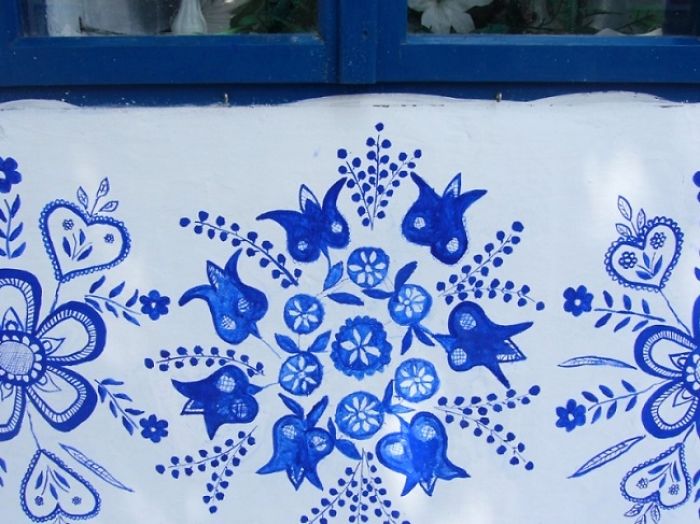 Anežka (Agnes) Kašpárková é uma ex-agricultora aprendeu esse hobby com outra mulher local, que fez a mesma coisa durante anos. Usando uma tinta azul e um pequeno pincel, ela cria padrões florais inspirados na arte da Morávia, ao sul da República Checa.