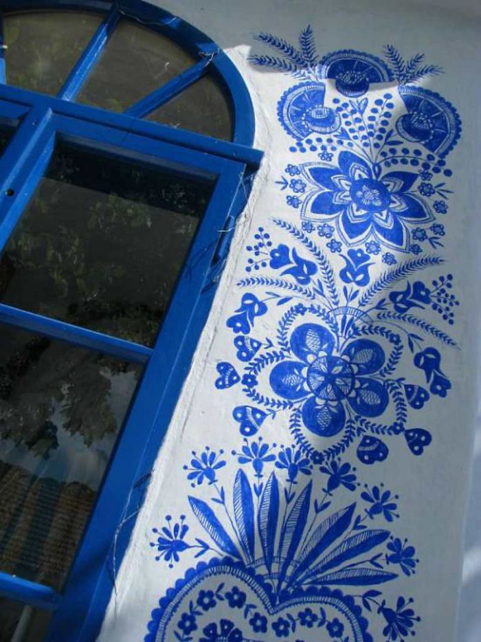 Anežka (Agnes) Kašpárková é uma ex-agricultora aprendeu esse hobby com outra mulher local, que fez a mesma coisa durante anos. Usando uma tinta azul e um pequeno pincel, ela cria padrões florais inspirados na arte da Morávia, ao sul da República Checa.