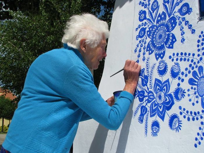 Anežka (Agnes) Kašpárková é uma ex-agricultora aprendeu esse hobby com outra mulher local, que fez a mesma coisa durante anos. Usando uma tinta azul e um pequeno pincel, ela cria padrões florais inspirados na arte da Morávia, ao sul da República Checa.