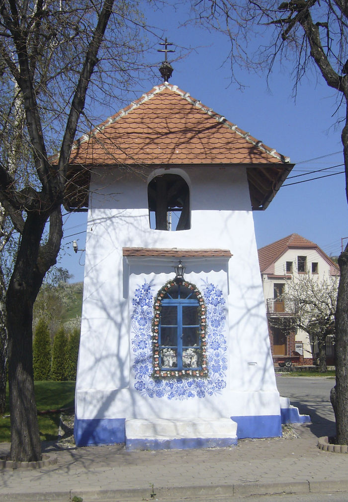 Anežka (Agnes) Kašpárková é uma ex-agricultora aprendeu esse hobby com outra mulher local, que fez a mesma coisa durante anos. Usando uma tinta azul e um pequeno pincel, ela cria padrões florais inspirados na arte da Morávia, ao sul da República Checa.