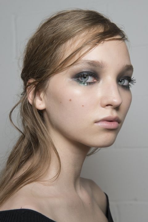 Grifes que desfilaram nas semanas de moda de Paris, Milão, Londres e Nova York apostaram em peles naturais, bocas nude, blush com ar de saudável e muito delineado minimalista, de todas as formas. Os olhos coloridos com sombras esfumadas e os cílios marcados por várias camadas de rímel também apareceram nas passarelas.
