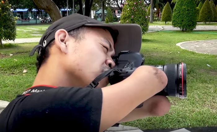 O jovem de 24 anos nasceu sem as mãos e sem as pernas. Mas nada disso diminuiu ou impediu de seguir sua paixão pela fotografia.