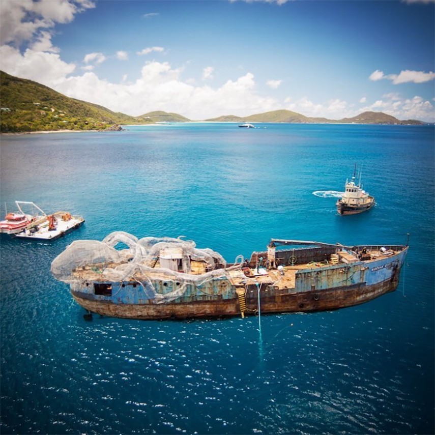 Uma escultura gigante de um Kraken foi afundada junto com um navio da Segunda Guerra Mundial, perto das Ilhas Virgens Britânicas, no Mar do Caribe, para criar um novo ecossistema de corais na região