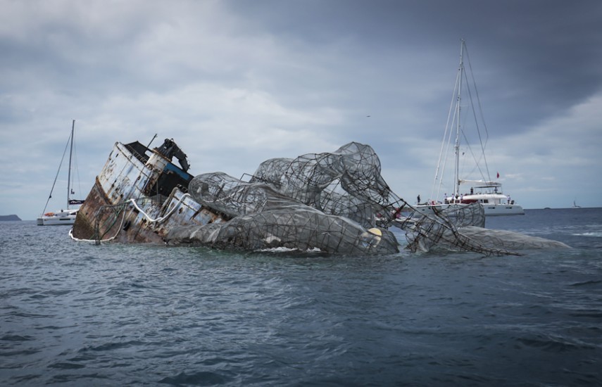 Uma escultura gigante de um Kraken foi afundada junto com um navio da Segunda Guerra Mundial, perto das Ilhas Virgens Britânicas, no Mar do Caribe, para criar um novo ecossistema de corais na região