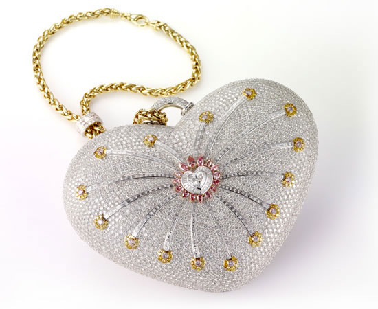  Essa é a bolsa mais cara do mundo e isso foi certificado pelo Guiness Book. Em formato de coração, ela tem 4.517 diamantes amarelos, rosa e incolores incrustrados, que totalizam 381,92 quilates. Foram precisos 10 artesões e 8.800 horas para finaliza-la